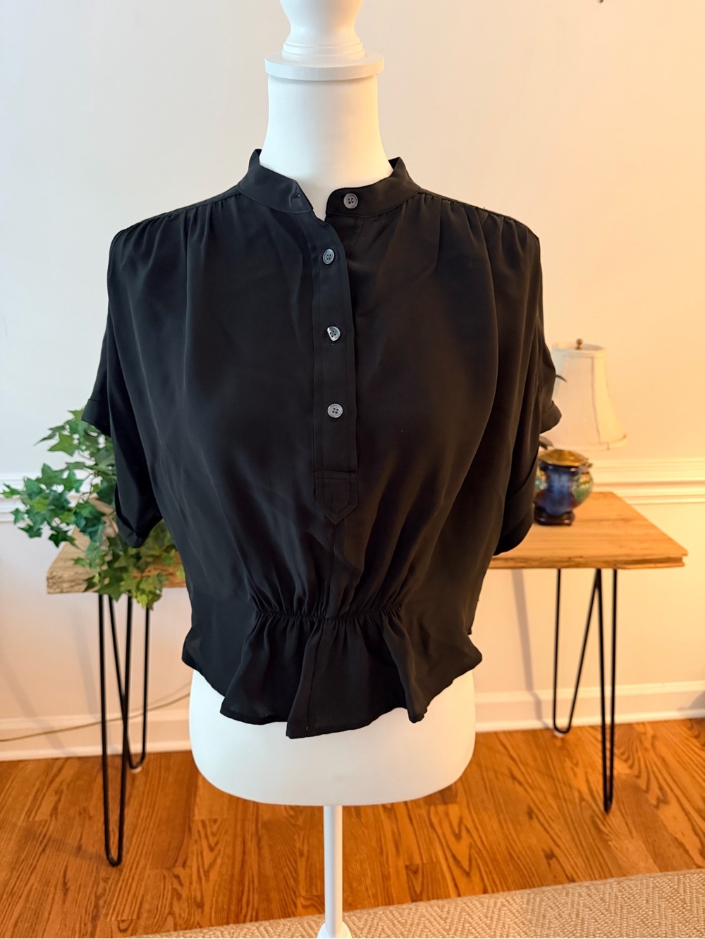 Like new Madewell Black Short-Sleeve Buttoned Henley Blouse Sz S